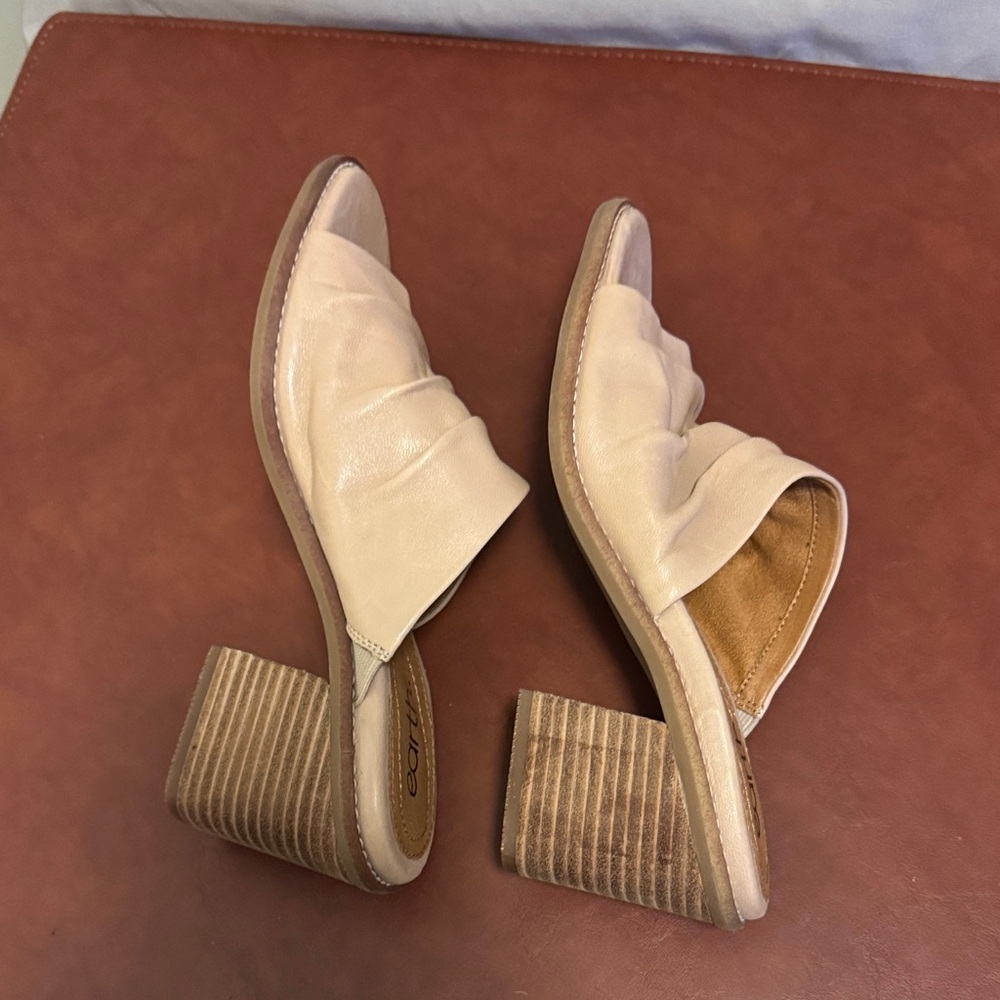 NEW Earth Women's Tan Ruched Mules - Picture 11 of 11